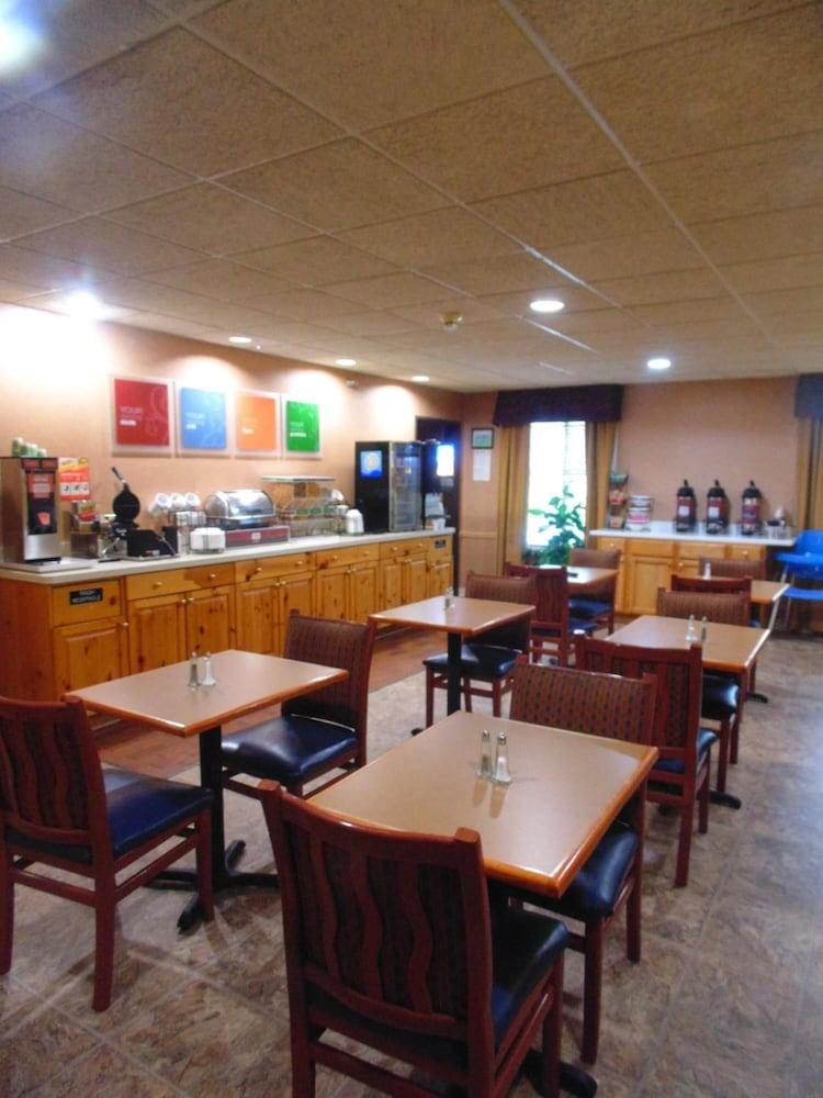 American Inn And Suites Houghton Lake Exterior photo