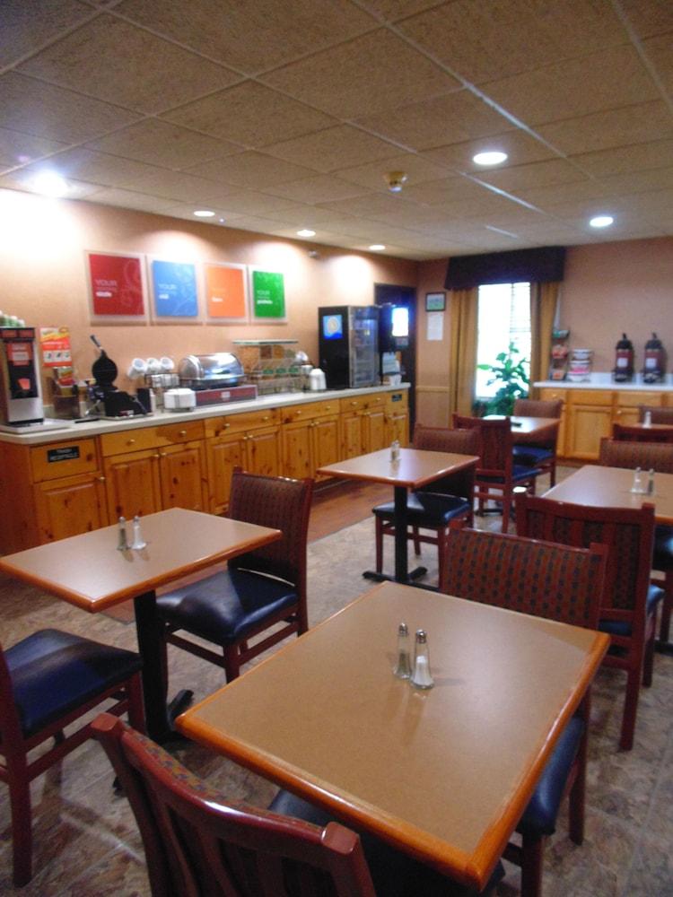 American Inn And Suites Houghton Lake Exterior photo