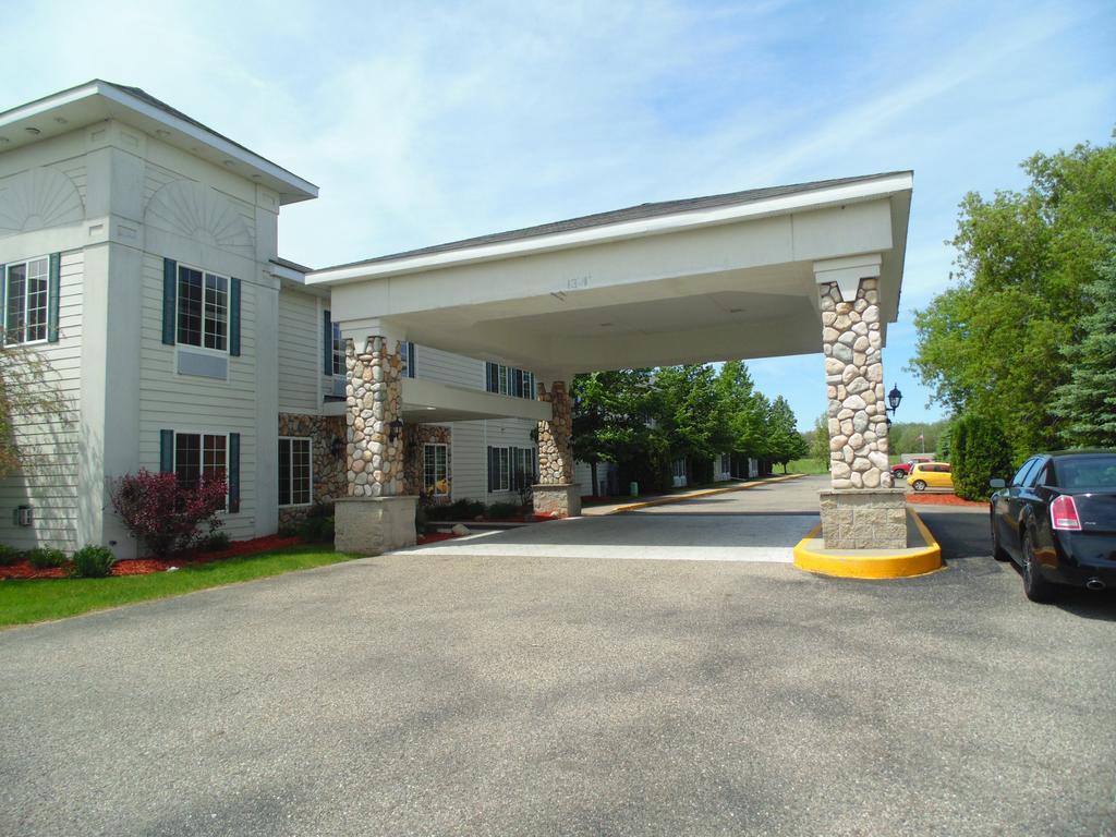 American Inn And Suites Houghton Lake Exterior photo