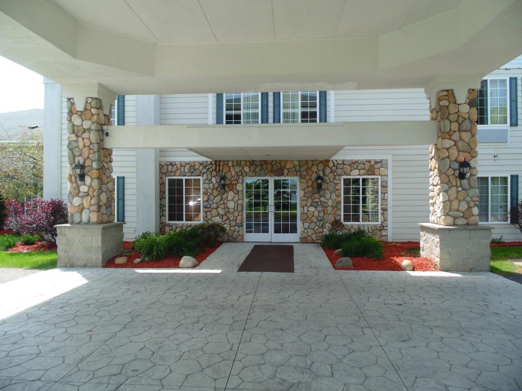 American Inn And Suites Houghton Lake Exterior photo