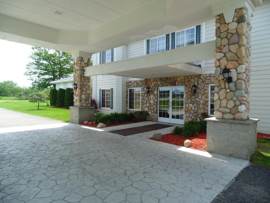 American Inn And Suites Houghton Lake Exterior photo