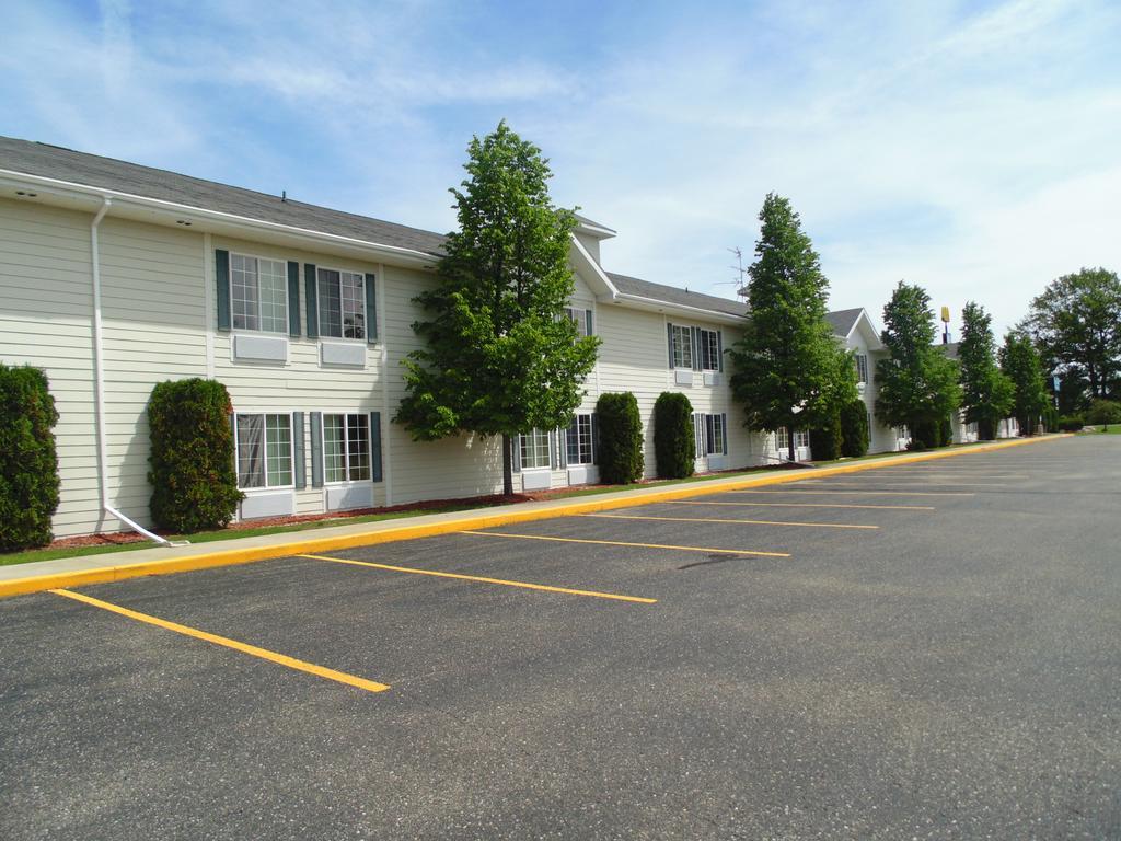 American Inn And Suites Houghton Lake Exterior photo