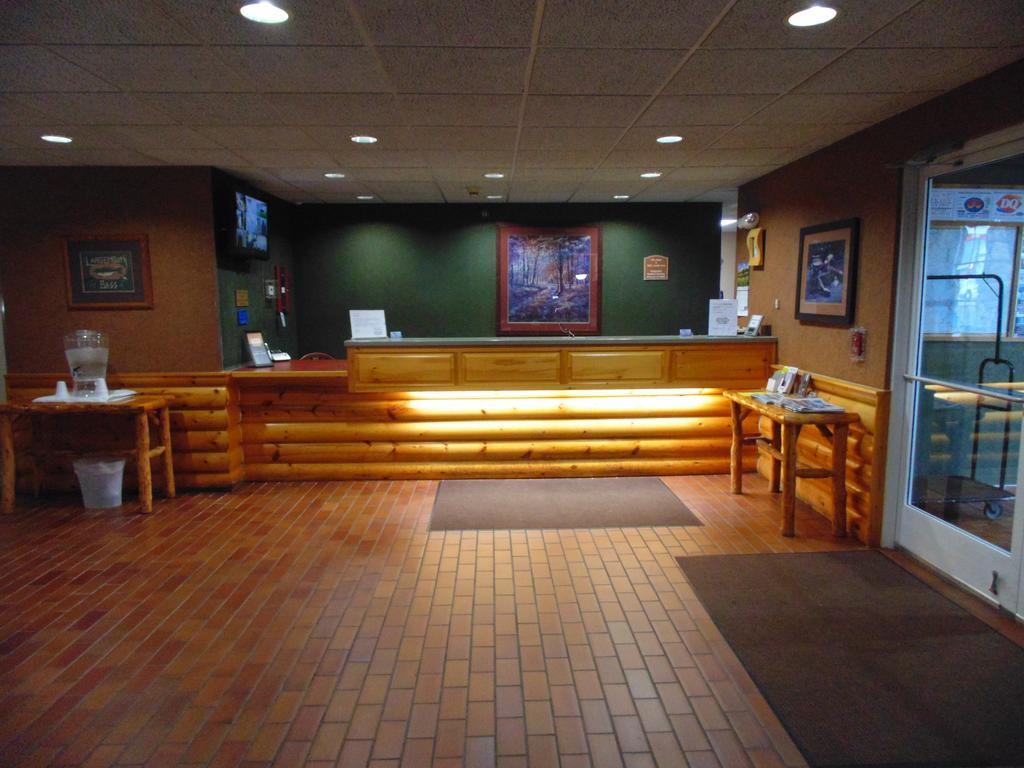 American Inn And Suites Houghton Lake Exterior photo