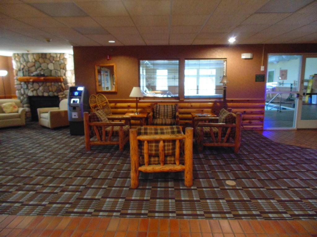 American Inn And Suites Houghton Lake Exterior photo