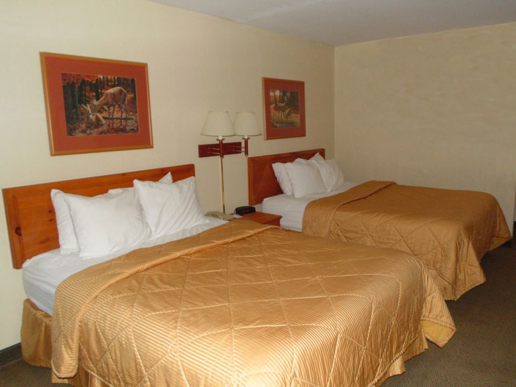 American Inn And Suites Houghton Lake Room photo