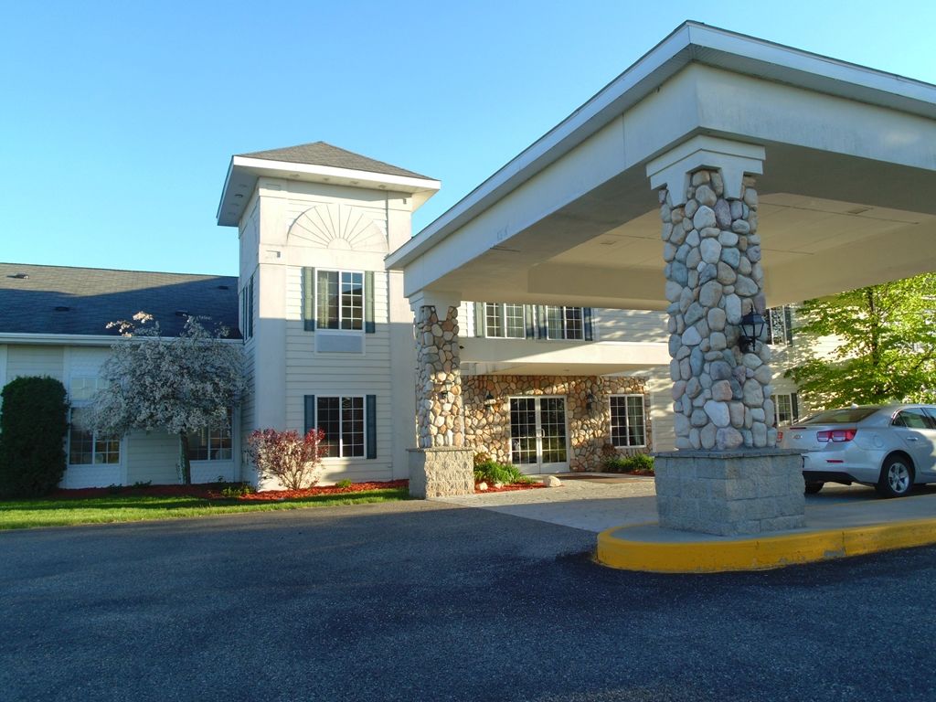 American Inn And Suites Houghton Lake Exterior photo
