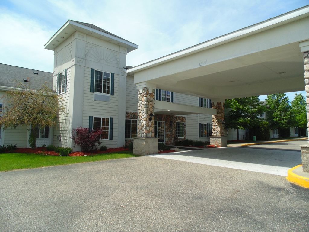 American Inn And Suites Houghton Lake Exterior photo