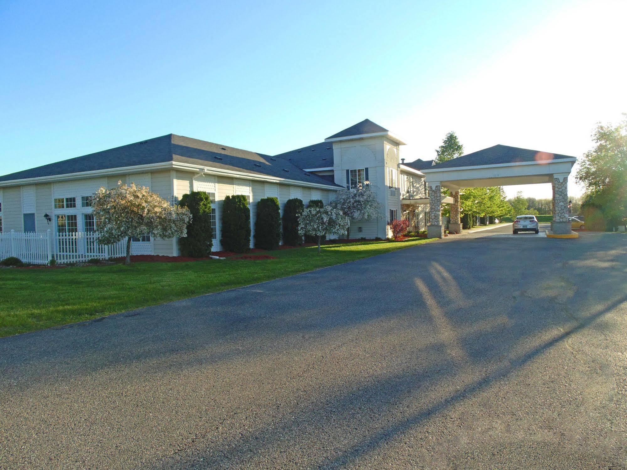 American Inn And Suites Houghton Lake Exterior photo