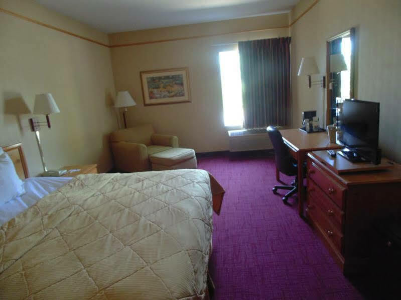 American Inn And Suites Houghton Lake Exterior photo